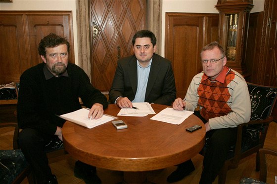 Dosavadní primátor Martin Novotný (uprosted), lídr TOP 09 Ivo Vlach (vlevo) a lídr KDU-SL Ladislav nevajs pi povolebním koaliním vyjednávání.