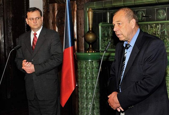Premiér Petr Neas a pedseda odbor Jaroslav Zavadil po ranním jednání