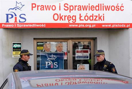 V sdle strany Prvo a spravedlnost v polsk Lodi zabil vrah jednoho lovka, dalho zranil (19. jna 2010)