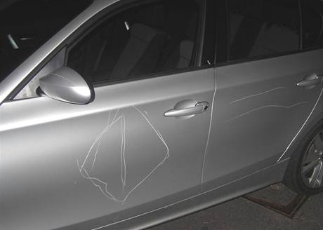idi nebyl pry ani hodinu, vandal mu stihl pesto pokrbat cel auto.