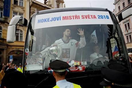 1. cena Lid, o nich se mluv: Frantiek Ortmann, voln fotograf. Kapitn hokejist Tom Rolinek spohrem mistr svta na okn autobusu projdjcho davy fanouk a mcho na Staromstsk nmst, Praha 24.5.2010