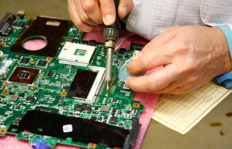 Technik pi oprav zkladn desky