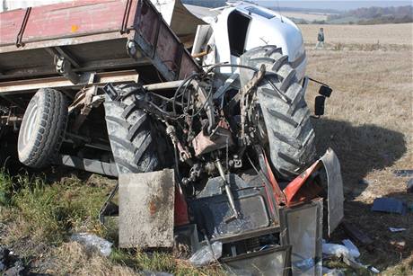 Nkladn auto smetlo ze silnice traktor odboujc vlevo