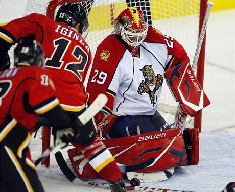 Brank Floridy Tom Vokoun el tlaku hokejist Calgary.