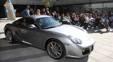 Nov oteven Porsche centrum ve Vratislavicch nad Nisou jako pamtnk rodka Ferninanda Porsche.