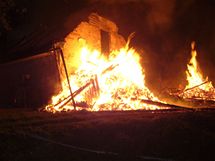 Na Vsetnsku hoel v noci statek, v ohnm znien stodole nalezli hasii lidsk ostatky
