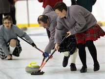 Curling je doslova sport pro vechny. Moc mst, kde by se dal hrt, vak nen.