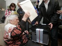 V Kromi vloila do urny svj hlas i zejm nejstar ena republiky, 107let Marie Stejskalov.