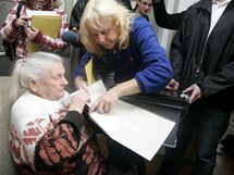 V Kromi vloila do urny svj hlas i zejm nejstar ena republiky, 107let Marie Stejskalov.