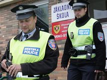 Brnnt strnci opoutj volebn mstnost na Zkladn kole Hroznov v Brn-Pisrkch. (15. jen 2010)