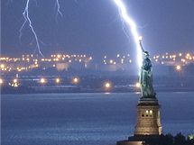 Americk fotograf Jay Fine zachytil Sochu svobody v okamiku, kdy do n udeil blesk.