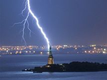 Americk fotograf Jay Fine zachytil Sochu svobody v okamiku, kdy do n udeil blesk.