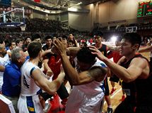 Hromadn bitka mezi nskmi a brazilskmi basketbalisty bhem ppravnho zpasu.