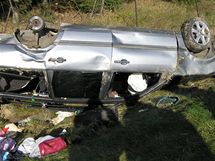 Po nehod na dlnici D5 skonilo auto na stee.