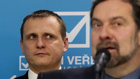 Štáb politické strany Věci Veřejné - Vít Bárta a Radek John. (16. října 2010) Štáb politické strany Věci Veřejné - Vít Bárta a Radek John. (16. října 2010)