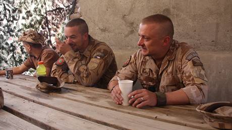 Den eského vojáka v Afghánistánu - ranní cigareta.