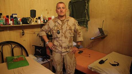 Den eského vojáka v Afghánistánu - Izy u své postele.