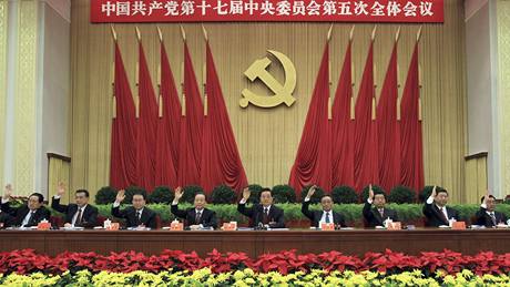 Sedmnácté zasedání Ústedního výboru Komunistické strany íny. Vicepremiér Si ing-pching druhá zprava, souasný prezident Chu in-tchao sedí uprosted (18. íjna 2010)
