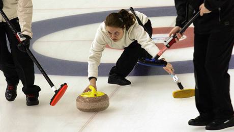 Curling je doslova sport pro vechny. Moc míst, kde by se dal hrát, vak není.