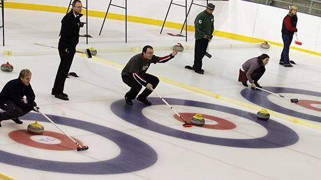 Curling je doslova sport pro vechny. Moc míst, kde by se dal hrát, vak není.