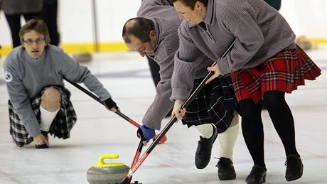 Curling je doslova sport pro vechny. Moc míst, kde by se dal hrát, vak není.