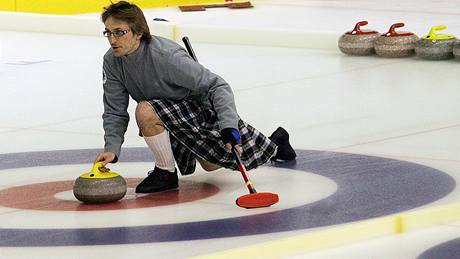 Curling je doslova sport pro vechny. Moc míst, kde by se dal hrát, vak není.