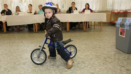 Syn zapisovatelky volební komise Erik árka si ve volební místnosti zajezdil na kole. (15. íjen 2010)