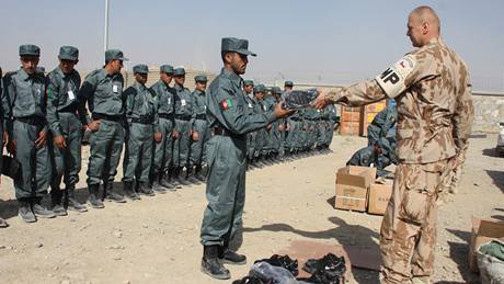 Výcvik afghánských policist. (13. íjna 2010)