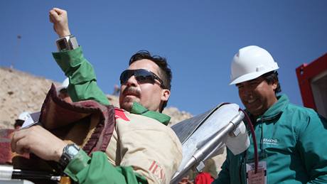 Jedenáctý zachránný horník Jorge Galleguillos vypadal znateln zesláblý a skonil na nosítkách.