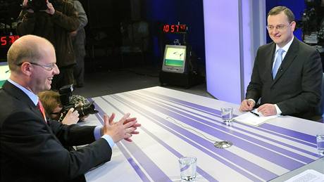Premiér Petr Nečas a lídr ČSSD Bohuslav Sobotka v televizní diskusi na Primě. Premiér Petr Nečas a lídr ČSSD Bohuslav Sobotka v televizní diskusi na Primě.