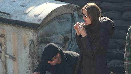 Brad Pitt a Angelina Jolie v Budapeti obdvají u popelnic