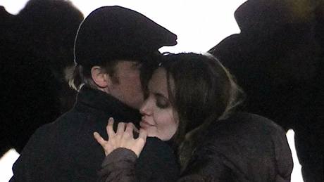 Brad Pitt je Angelin Jolie na natáení v Budapeti oporou