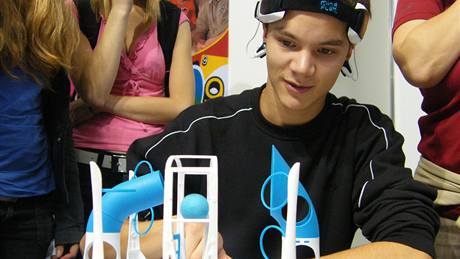 Lákadlem pro návštěvníky veletrhu hraček v Lipsku byla hra Mind Flex, která k pohybu kuličky využívá mozkové vlny. Lákadlem pro návštěvníky veletrhu hraček v Lipsku byla hra Mind Flex, která k pohybu kuličky využívá mozkové vlny.