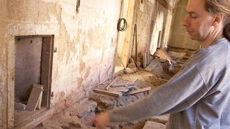 Archeologické nálezy objevené bhem rekonstrukce ásti zámku v Dín. Stavební historik David Otáhal ukazuje odkryté vstupní prostory do pvodního sídla.