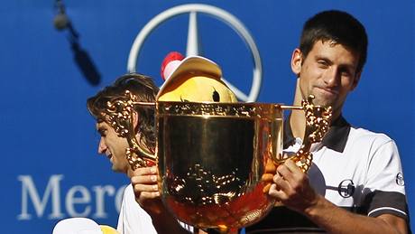 Srbský tenista Novak Djokovi pózuje s trofejí urenou vítzi turnaje v Pekingu. 