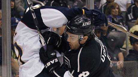 Obránce Los Angeles Drew Doughty tísní u mantinelu Evandera Kanea z Atlanty.  