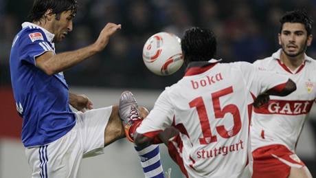 NEOHROENÝ PRNIK. Raúl z Schalke (vlevo) se snaí probít pes dva hráe Stuttgartu.
