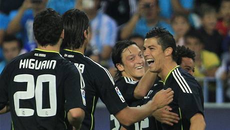 MADRIDSKÁ RADOST. Hrái Realu Madrid se radují ze vsteleného gólu.