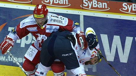 Liberecký Jan Výtisk (vpravo) v souboji s jedním z tineckých hokejist