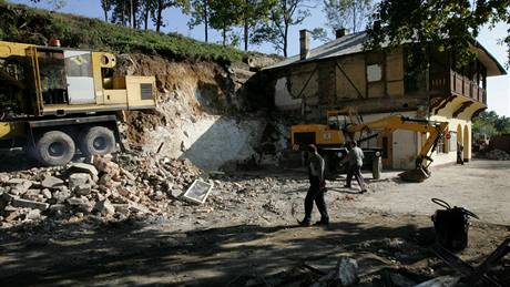 Domek piléhající ke vstupní budov do Mladeských jeskyní u je zbouraný.