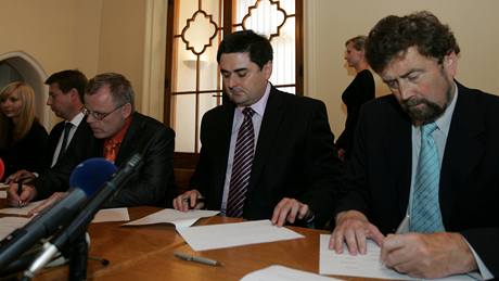 Lídr TOP 09 Ivo Vlach (na snímku vpravo), primátor Martin Novotný z ODS (uprosted) a jednika KDU-SL Ladislav nevajs podepisují koaliní smlouvu.