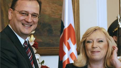 Slovenská premiérka Iveta Radiová (vpravo) se setkala v Praze s pedsedou vlády Petrem Neasem