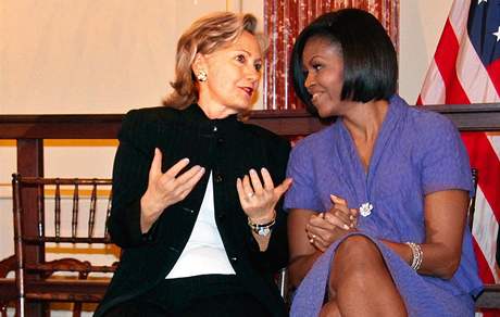 Hillary Clintonová a Michelle Obamová na pedávání mezinárodních cen Women of Courage (2010).