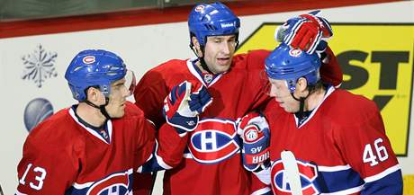 Hokejisté Montrealu Mike Cammalleri,  Roman Hamrlík a Andrej Kostitsyn (zleva) se radují z gólu.