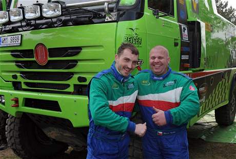 David Vreck (vlevo) a Marek Spil u specilu Tatra 815 pro Rallye Dakar 2011