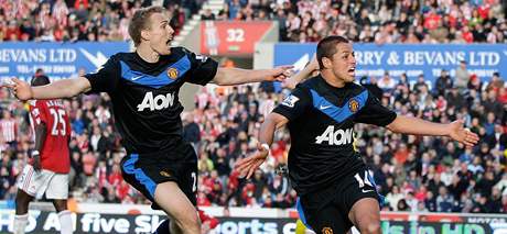 VTZN GL. Javier Hernandez (vpravo) se ze svho glu pr minut ped koncem raduje s Darrenem Fletcherem, spoluhrem z Manchesteru United