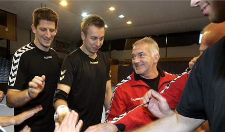 Trenér reprezentace Martin Lipták (v ervené bund) se svými svenci. Vlevo od nj stojí Daniel Kube,a Filip Jícha