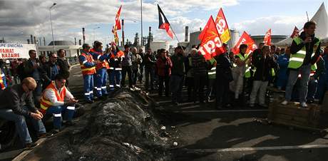 Stávkující proti dchodové reform blokují pístup do jedné z rafinérií v Donges (20. íjna 2010)