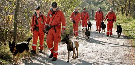 Policisté a hasii pokraují v pátrání po poheované Anice v praské Troji. (24. íjna 2010)