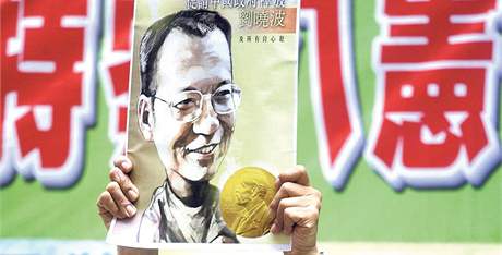 Svobodu pro Liou Siao-poa! Aktivista v Hongkongu ádá ínskou vládu, aby pustila nositele Nobelovy ceny za mír.